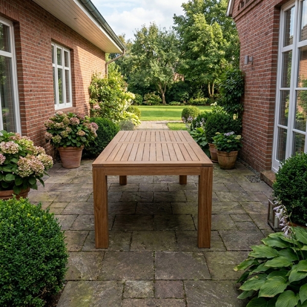 Großer Gartentisch aus Teakholz